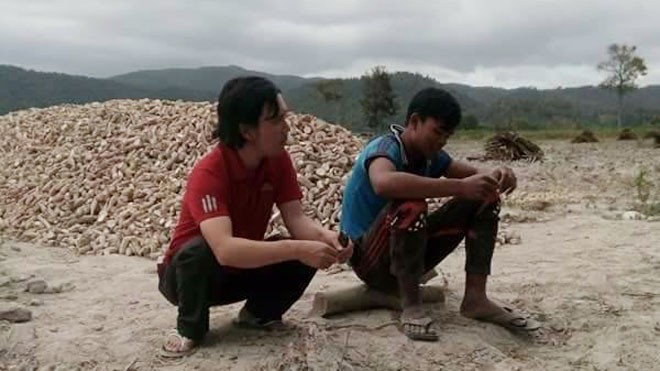 Thầy giáo vào rẫy “lấy” học sinh về lớp: Bộ trưởng giáo dục nói gì? Thầy Ninh Văn Dậu vào rẫy thuyết phục học trò Ksor Gôl