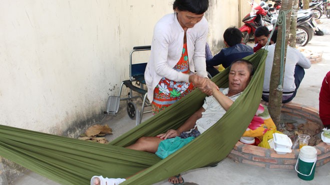 Người dân quanh “vành đai lửa” nơm nớp lo sợ Bà Thu bên cạnh chồng đang nằm võng