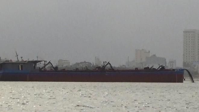 33.500 m3 cát 'cứu' Cửa Đại vì sao 'mất tích' Những tàu được thuê hút và bơm cát tại Cửa Đại - Hội An lại đang bơm cát vào bờ công trình lấn biển đô thị Đa Phước ở Đà Nẵng vào sáng ngày 15-3 - ảnh PV cắt từ clip