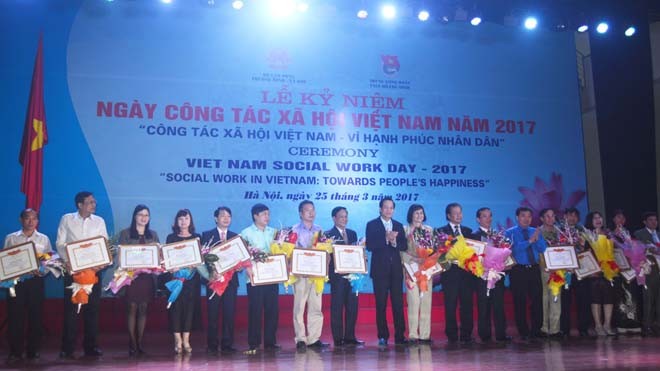 Tuổi trẻ luôn xung kích trong công tác xã hội Bộ trưởng Bộ Lao động-Thương binh & Xã hội Đào Ngọc Dung và Bí thư Thường trực TƯ Đoàn Nguyễn Mạnh Dũng tặng bằng khen cho một số cá nhân đạt thành tích trong CTXH Ảnh: Kiến Nghĩa