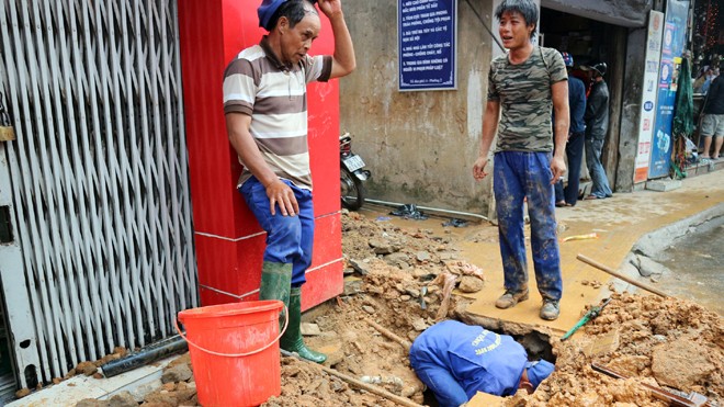 Diễn biến mới vụ lún nứt đất ở trung tâm Đà Lạt Đào vỉa hè để khảo sát đường ống dẫn nước sinh hoạt phía dưới