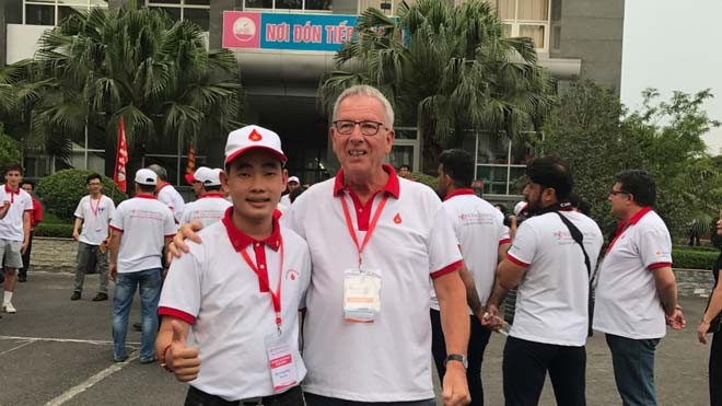 Chàng sinh viên 22 tuổi hiến máu 21 lần Em Đào Trọng Hưng cùng với người Hà Lan hiến máu gần 600 lần giao lưu ngày 12/6.