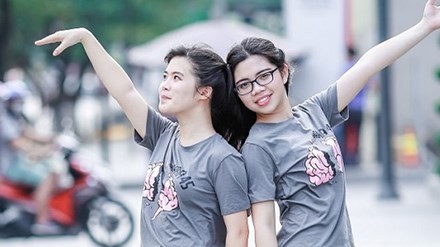 Ôn thi giai đoạn “nước rút”: Đừng lao vào những bài khó Thủ khoa khối D năm 2016 - Nguyễn Thu Trang (bên phải)