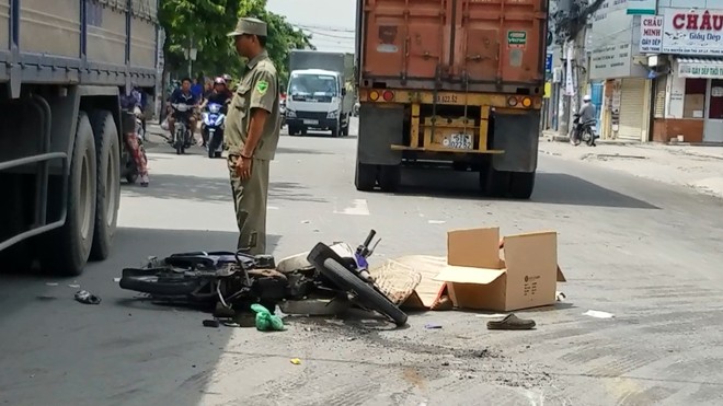 Người đàn ông chết thảm dưới bánh xe container Hiện trường tai nạn.