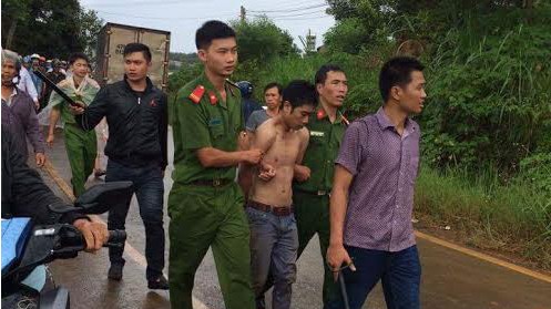 Hai đối tượng làm thuê sát hại chủ nhà bị bắt trong rẫy cà phê Công an áp giải đối tượng gây án