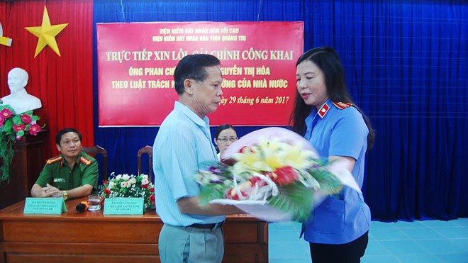 Viện KSND tỉnh Quảng Trị xin lỗi người bị xử oan tội lừa đảo Đại diện VKSND tỉnh tặng hoa cho ông Phan Chí Lộc. ẢNH: T.H