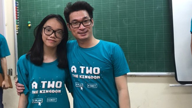 Coi ngoại ngữ là 'thức ăn', nữ sinh đỗ ba trường chuyên ngữ Trần An Khanh (trái) chụp cùng với thầy giáo chủ nhiệm
