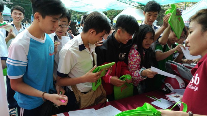 Thủ khoa đầu vào HUTECH nhận học bổng trị giá 100.000.000 đồng Thí sinh tìm hiểu thông tin các trường trong 1 buổi tư vấn tuyển sinh
