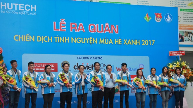 500 'chiến sĩ mùa hè xanh' lên đường giúp dân . Ban chỉ huy chiến dịch nhận hoa chúc mừng của lãnh đạo nhà trường