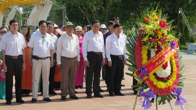 Dâng hương tri ân các anh hùng liệt sỹ Dâng hương tri ân các anh hùng liệt sỹ