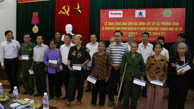 Trao 100 triệu đồng cho gia đình liệt sỹ, thương binh tại Hà Tĩnh Trưởng ban Tuyên giáo Tỉnh ủy Hà Tĩnh, ông Hoàng Trung Dũng cùng lãnh đạo báo Tiền phong, Tập đoàn Tân Hiệp Phát, Hội cựu TNXP, Tỉnh Đoàn Hà Tĩnh và Mặt trận Tổ quốc tỉnh Hà Tĩnh trao quà cho các thương binh, gia đình liệt sỹ.