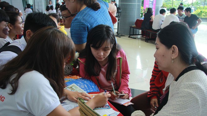 Đăng ký nguyện vọng xét đại học nhưng dưới điểm sàn: Có được trả lại tiền? Thí sinh đang nghe tư vấn thay đổi nguyện vọng tại trường đại học Tôn Đức Thắng
