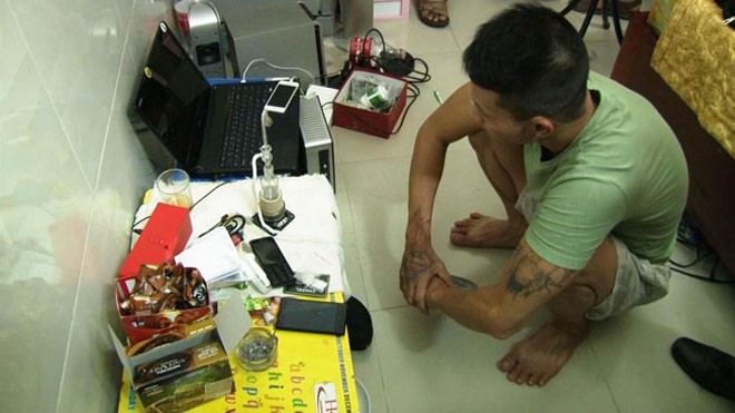 Bắt quả tang nhiều thanh niên thuê nhà nghỉ 'đập đá' Đối tượng Nguyễn Đức Chí Long cùng các tang vật liên quan ma túy