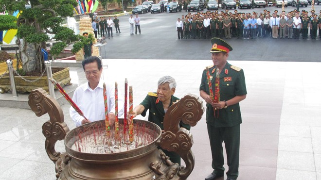 Phó Chủ tịch nước viếng Tượng đài Chiến thắng Quân khu 9 Đoàn đại biểu đến dâng hương tại Tượng đài Chiến thắng Quân khu 9