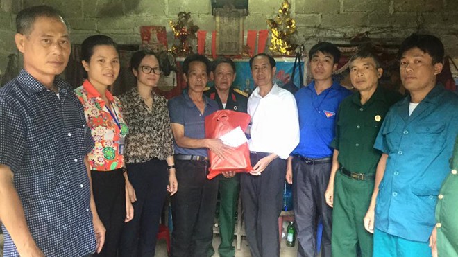 Lạng Sơn: Tri ân những người lính giữ cầu Khánh Khê năm 1979 Động viên, hỗ trợ gia đình ông Vi Văn Chéo