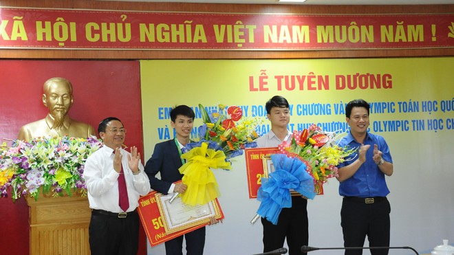 Tuyên dương học sinh đoạt huy chương các kỳ thi Olympic quốc tế Lãnh đạo tỉnh Hà Tĩnh trao phần thưởng cho hai em Phan Nhật Duy và Nguyễn Đình Đại