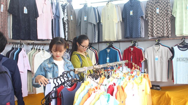 Phiên chợ công nhân – sinh viên ở Đà Nẵng Các mặt hàng thời trang giảm giá thu hút sự quan tâm của đông đảo sinh viên