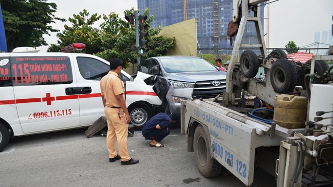 Xe cứu thương tông văng xe 7 chỗ, nhiều người hoảng hồn Hiện trường tai nạn.