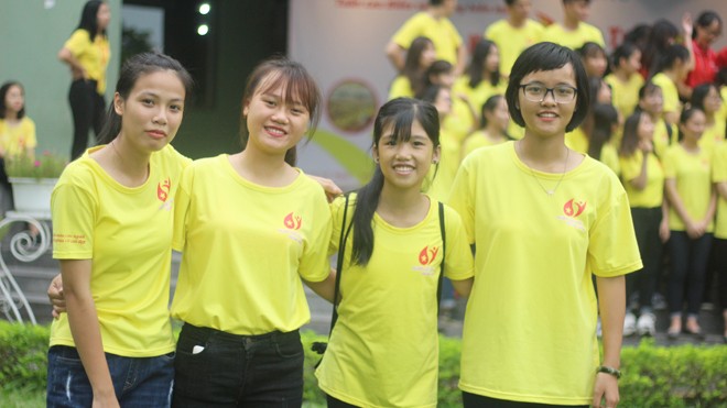 18 năm sống nhờ truyền máu và ước mơ trở thành nhà báo Kim Ngân (thứ 2 từ phải sang) và các tình nguyện viên của chương trình Người Việt trẻ - 2017