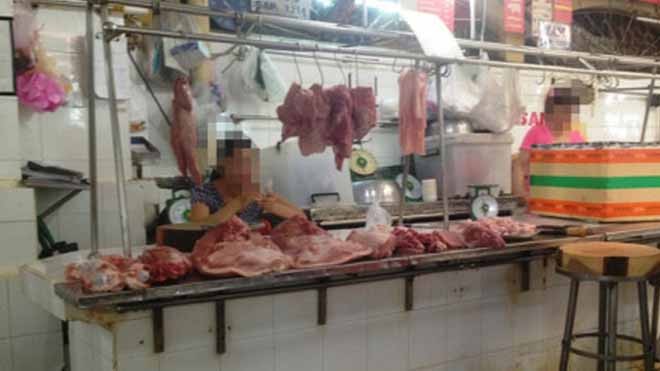 Thương lái lao đao sau bê bối tiêm thuốc ở lò mổ lớn nhất Sài Gòn Gần hết ngày nhưng bàn vẫn còn đầy thịt heo, tiểu thương chơi điện thoại “giết” thời gian