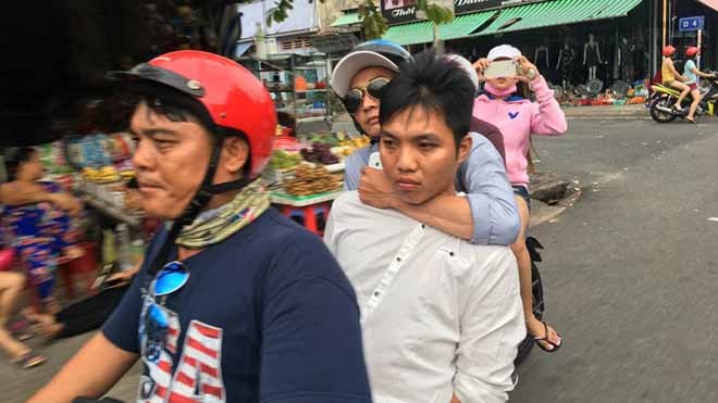 Cô gái bị bạn trai mới quen “cuỗm” xe máy khi gặp mặt giao lưu Tên Vũ (áo trắng) bị đội hiệp sĩ Bình Dương đưa về công an phường làm việc