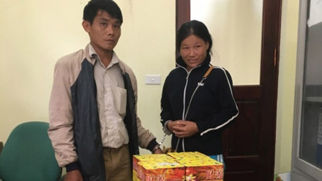 Phát hiện đôi nam nữ chở pháo dàn Trung Quốc Hai đối tượng Hiền- Lành cùng tang vật *ảnh: Nguyễn Thái