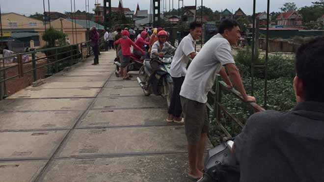 Hàng trăm người tìm kiếm tung tích người phụ nữ nhảy cầu tự vẫn Hàng trăm người tìm kiếm tung tích người phụ nữ nhảy cầu tự vẫn