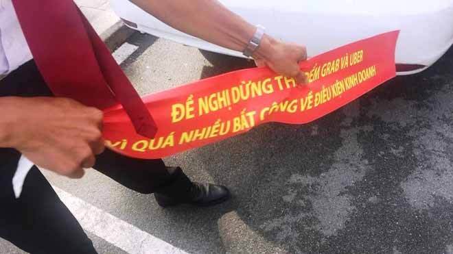 Sở Giao thông yêu cầu Vinasun gỡ toàn bộ biểu ngữ phản đối Uber, Grab Sở Giao thông yêu cầu Vinasun gỡ toàn bộ biểu ngữ phản đối Uber, Grab