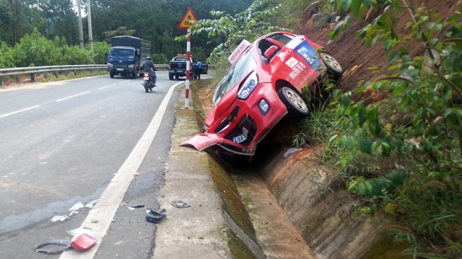Xe tải tông taxi văng vào vách núi trên đèo ở Lâm Đồng Xe tải tông taxi văng vào vách núi trên đèo ở Lâm Đồng