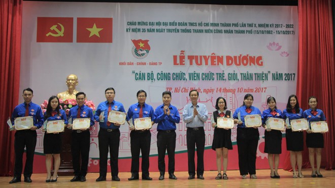 Tuyên dương 55 cán bộ trẻ tiêu biểu khối Dân - Chính - Đảng Tuyên dương 55 cán bộ trẻ tiêu biểu khối Dân - Chính - Đảng
