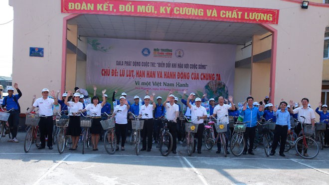 Đạp xe phát động cuộc thi “Biến đổi khí hậu với cuộc sống” Các đại biểu cùng các bạn sinh viên chụp ảnh trước giờ xuất phát tại trường Đại học Y – Dược Thái Nguyên