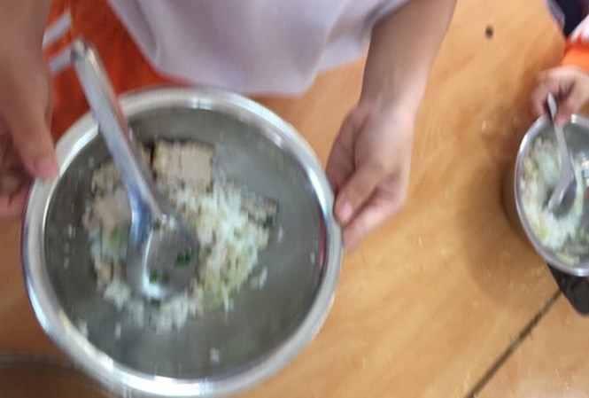 Khi thức ăn bẩn, loạn thu ở trường: Ban phụ huynh ở đâu? Hình ảnh nghi ghi lại ở trường Tiểu học Nam Trung Yên. Ảnh: Phụ huynh cung cấp.