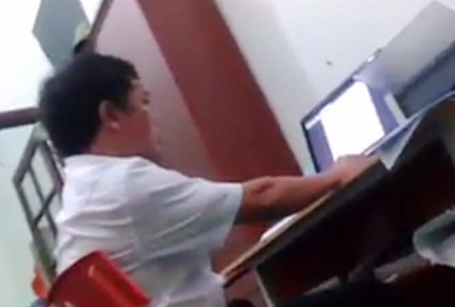 Những phát ngôn, hành xử gây 'sốc' của lãnh đạo trường Vừa tiếp phụ huynh học sinh vừa làm việc, ông Ngọc bị cắt danh hiệu thi đua.