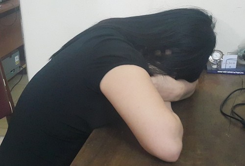 Thôn nữ bán dâm giá 500.000 đồng tại khách sạn lớn Một trong số bốn cô gái bị bắt quả tang bán dâm vào chiều 3/11. Ảnh: Hải Bình.