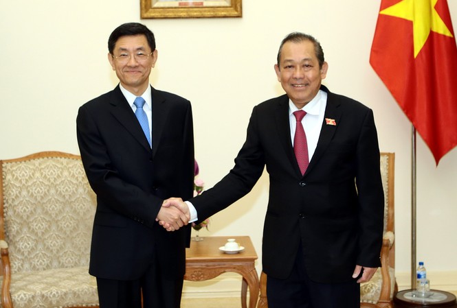 Phó Thủ tướng tiếp Thứ trưởng Bộ An ninh Trung Quốc Phó Thủ tướng Thường trực Chính phủ Trương Hòa Bình tiếp Thứ trưởng Bộ An ninh Quốc gia Trung Quốc Đường Triều. Ảnh: VGP/Lê Sơn