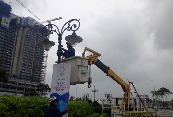 Chủ tịch Đà Nẵng kêu gọi khắc phục hậu quả bão Damrey để đón APEC Công nhân sửa chữa thay thế các pano chào mừng APEC trên đường Phạm Văn Đồng. Ảnh: Nguyễn Thành