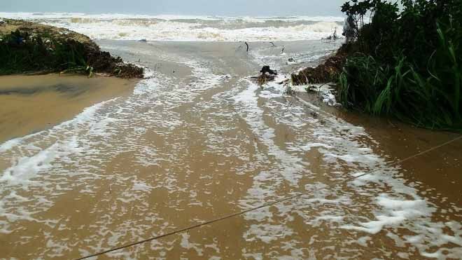 TT-Huế: Xâm thực nghiêm trọng, mở thêm cửa biển mới Xâm thực dữ dội, mở cửa biển mới tại xã Vinh Hả