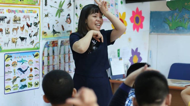 Món quà của học trò khiếm thính khiến cô giáo nghẹn ngào rơi nước mắt Cô giáo Hoàng Thị Thu Hà hơn 24 năm gắn bó với trường PTCS Xã Đàn, Hà Nội.