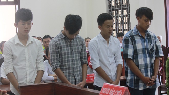 Bị 'tình địch' truy sát, thanh niên tử vong khi chở người yêu tháo chạy Các bị cáo trong vụ án. Ảnh: Tân Châu