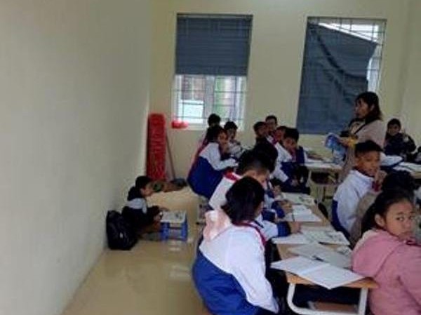 Tin nóng: Cô giáo phạt nam sinh ngồi nền nhà vì quên đeo khăn đỏ Bức ảnh lan truyền trên mạng xã hội.