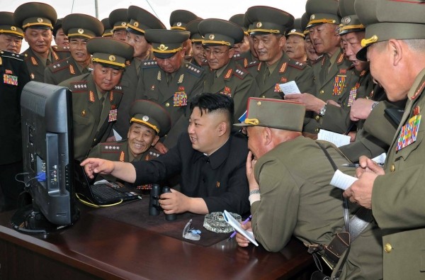 Nút kích hoạt hạt nhân Triều Tiên trên bàn làm việc ông Kim Jong-un Ảnh: RG