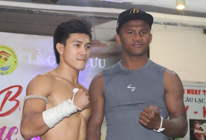 'Thánh Muay Thái' Buakaw: Trận thua Nhất Long dạy tôi nhiều điều "Thánh Muay" Buakaw và võ sĩ Nguyễn Trần Duy Nhất của Việt Nam.