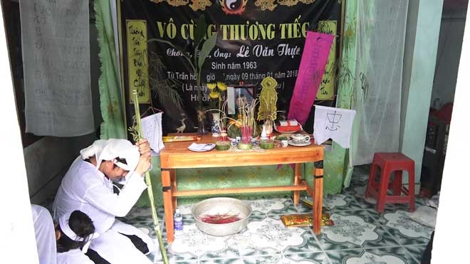 Thanh Hoá xin tăng cường lực lượng tìm kiếm 15 lao động mất tích Người thân đã làm lễ gọi hồn, làm tang cho nạn nhân Lê Văn Thực (được xác định đã chết, mất tích, không tìm thấy thi thể). Ảnh: Hoàng Lam