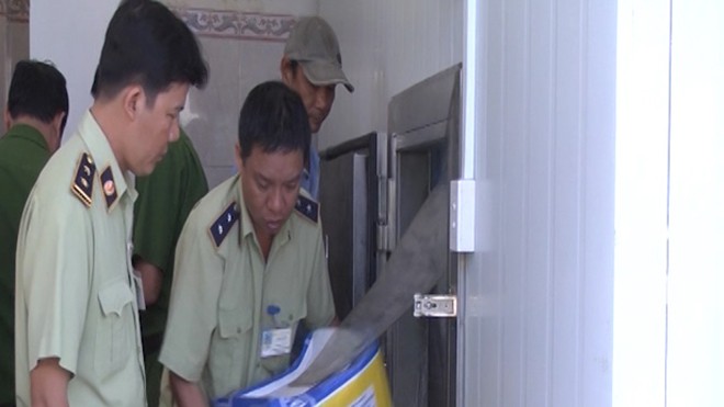 Phát hiện hàng tấn thực phẩm đông lạnh không rõ nguồn gốc Hàng tấn thực phẩm đông lạnh không rõ nguồn gốc, xuất xứ bị cơ quan chức năng lập biên bản.