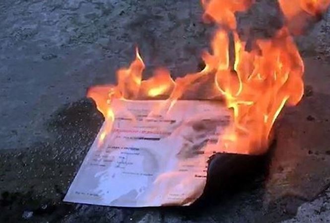 Đốt bằng và câu chuyện có nên học đại học? Bằng tốt nghiệp đại học bị đốt. Ảnh cắt từ clip.