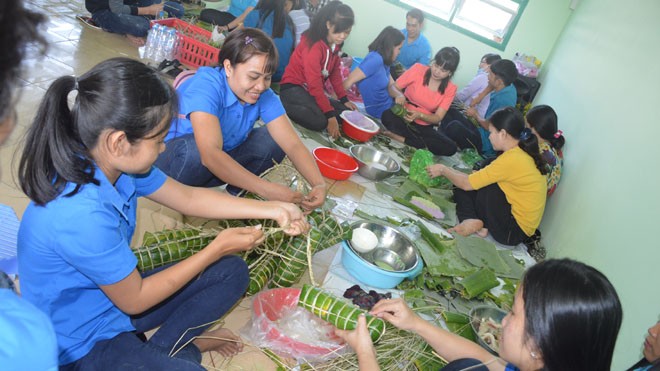 Hội thi gói bánh tét tặng người nghèo Hội thi gói bánh tét tặng người nghèo