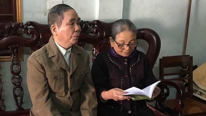 Nhà thương binh mù bị 'khủng bố' bằng chất bẩn vào đêm giao thừa Vợ chồng thương binh mù Lê Hữu Trạc