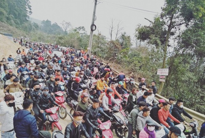 Các điểm du lịch cháy phòng, kẹt xe sau Tết Dòng người đổ về Tam Đảo khiến tắc đường kéo dài. Ảnh: Minsk Bong Keo.