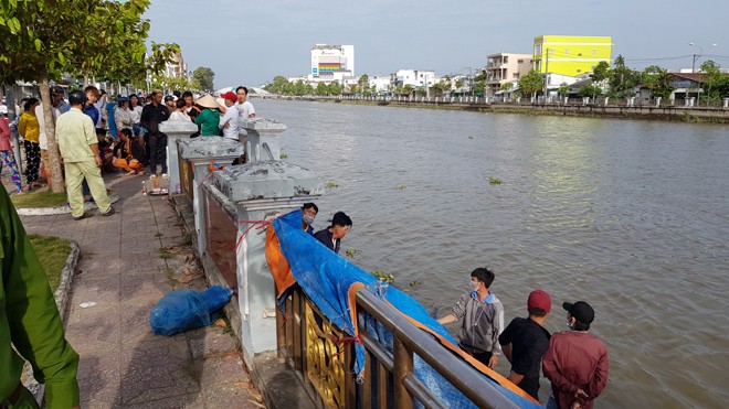 Tìm thấy thi thể người phụ nữ dưới sông sau 3 ngày 'mất tích' Người dân đến nơi để thi thể nạn nhân