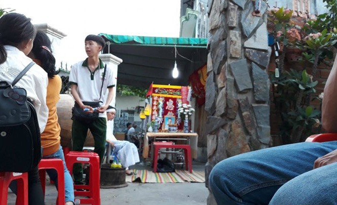 Học sinh tự tử để lại thư tuyệt mệnh 'Hận 4 bạn': Chuyên gia nói gì? Bạn bè tới chia buồn khi nam sinh lớp 6 tử vong